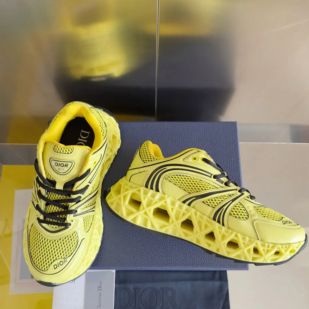 【DIOR】P:800💰 Men's 39-44. (Male 45.46 custom-made) Dior kawa Dior joint 2025ss casual sports shoes‼ ️ Reinterpret running shoes with dior’s haute couture style. b35 is made of fine-textured leather and mesh fabric materials. It can be worn in all seasons, is comfortable and breathable, and has many lines on the shoe body to outline details. It has a full retro three-dimensional feel and can create a casual look all year round!